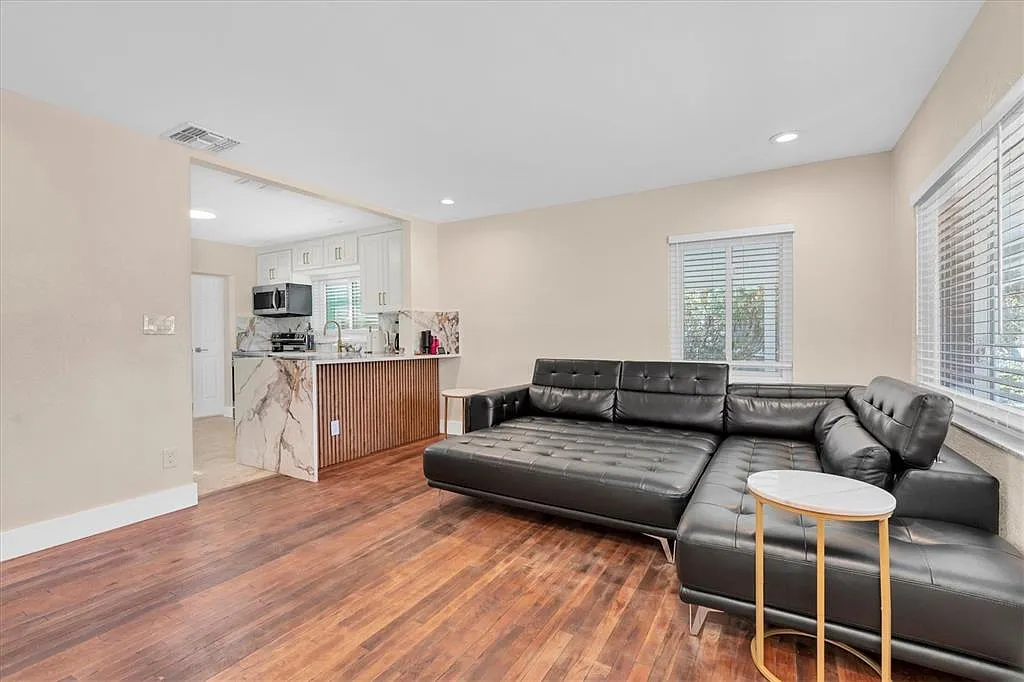 3 bed, 2.0 bath, 1368 sqft, $3,200 — Photo 4