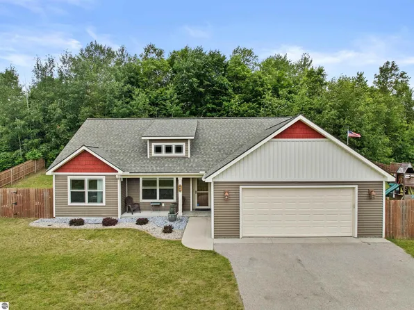 4641 Birdie Ln, Traverse City, MI 49684
