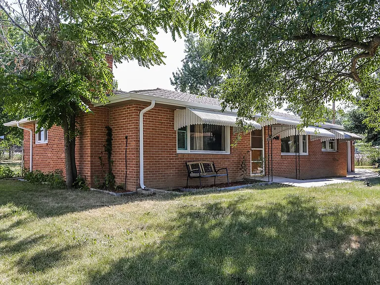 2408 Lake Dr — Photo 16