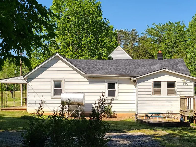 2061 W Sunrise Dr — Photo 2