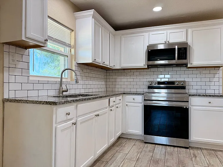609 Howard Dr — Photo 4
