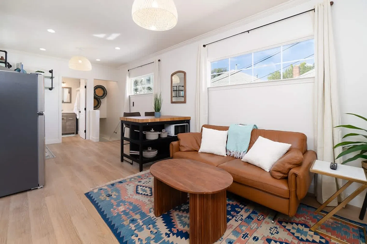 1 bed, 1.0 bath, 990 sqft, $4,164 — Photo 1