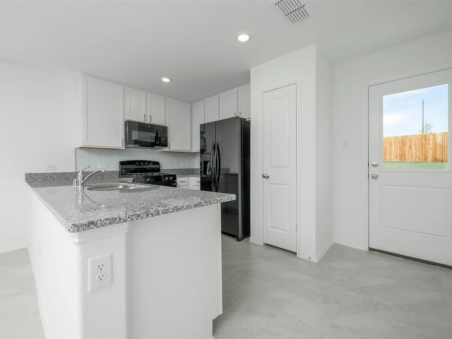 3 bed, 1411 sqft, $2,100 — Photo 3