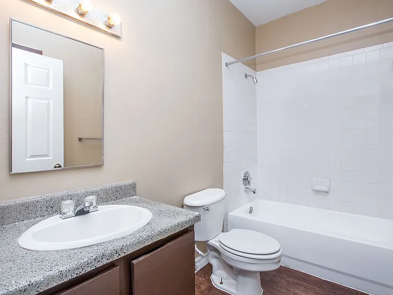 Lago Vista Apartments — Photo 17