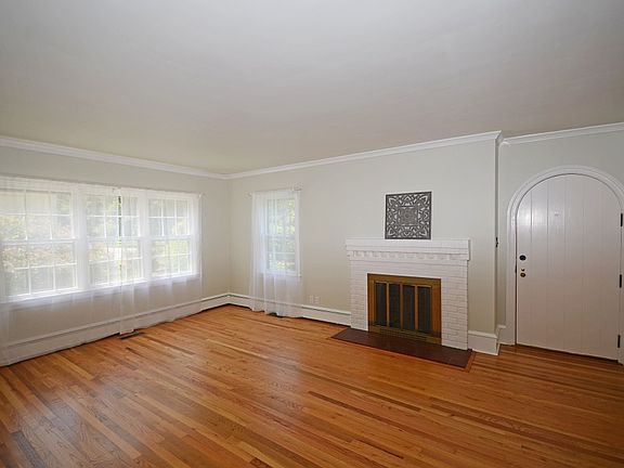 3rd image of 704 S Washington St