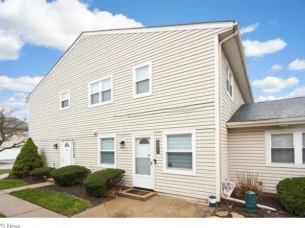 2431 Island Dr, Uniontown, OH 44685