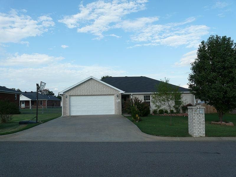 1st image of 713 Appletree Ln