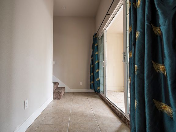 4th image of 429 Harriet Ln