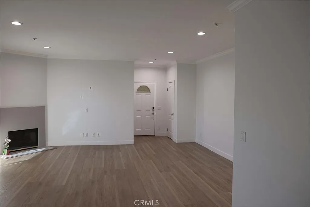 3 bed, 1411 sqft, $4,475 — Photo 3