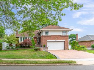 540 Queen St, Westbury, NY 11590