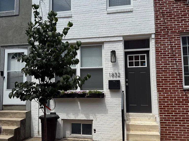 1832 S Mole St — Photo 1