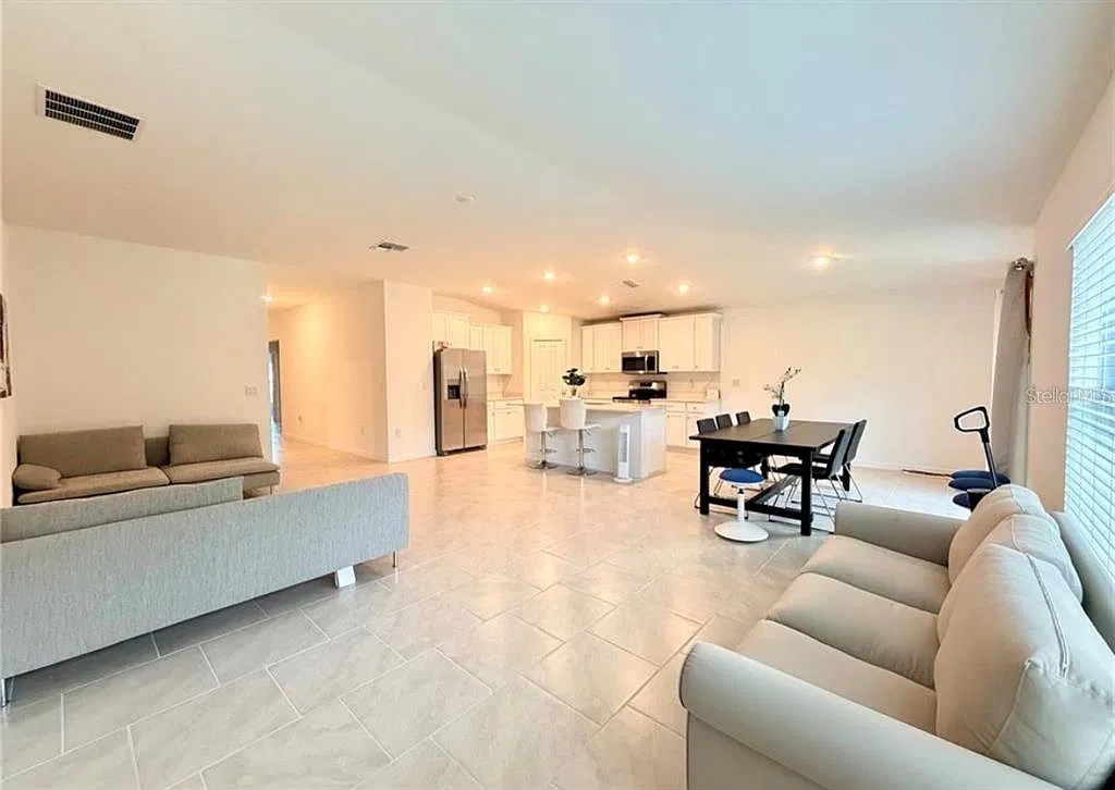 3 bed, 2.0 bath, 1930 sqft, $2,200 — Photo 2