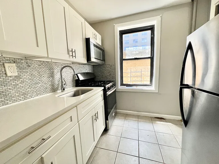 830 Magenta St #5L — Photo 2
