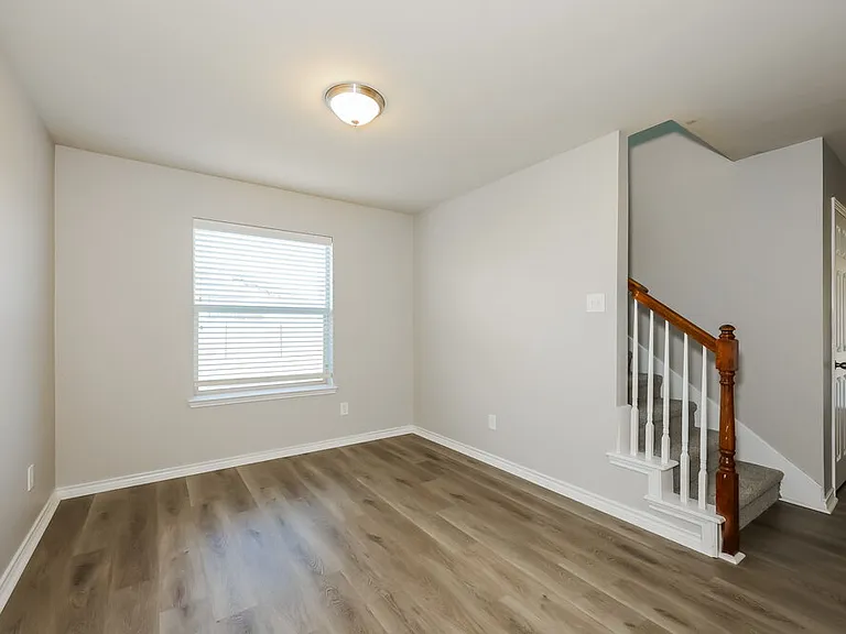 1204 Boxwood Dr — Photo 6