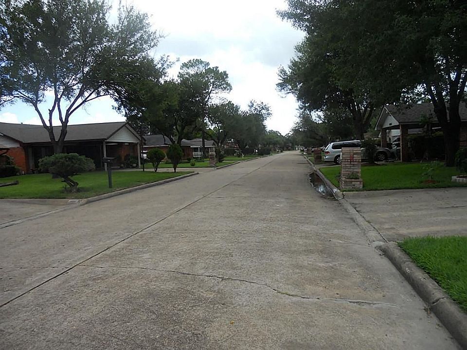 2nd image of 4606 Hollybrook Ln