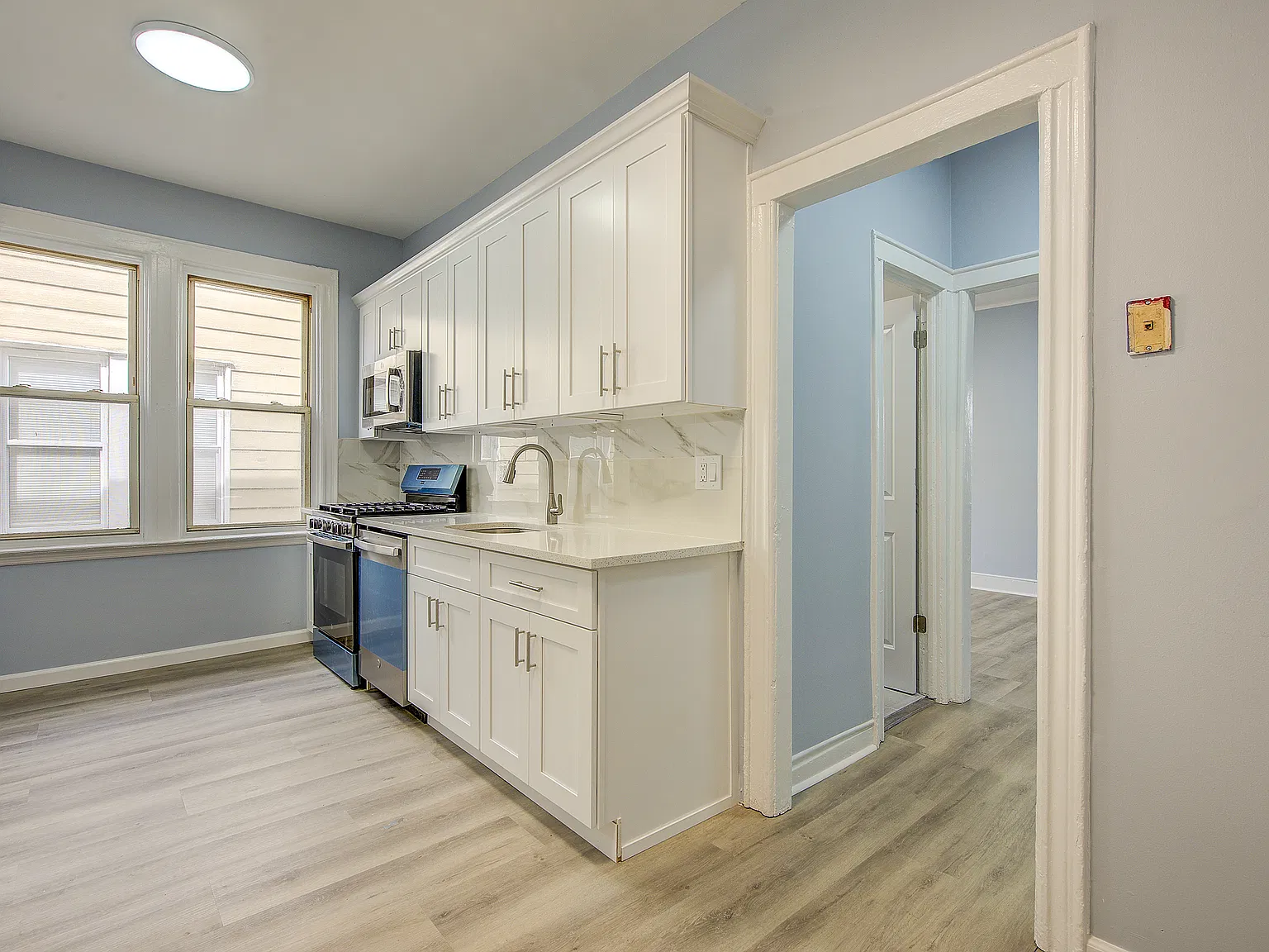 3 bed, 819 sqft, $3,500 — Photo 3