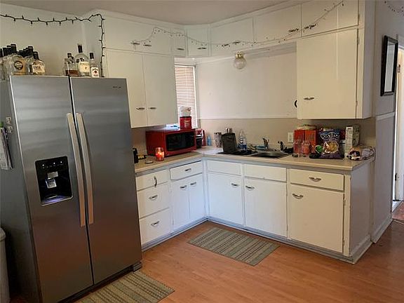 2nd image of 907 E 12th St