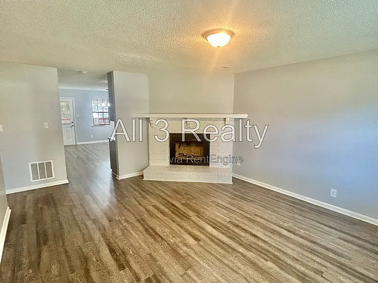 8460 Pineland Dr — Photo 3