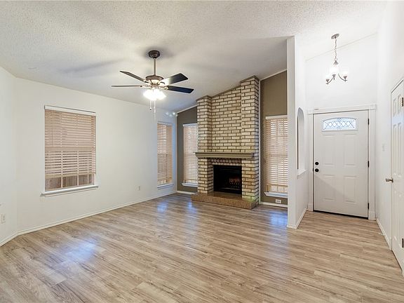 3rd image of 2919 Fairchild Dr