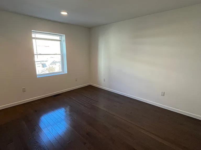 115 W Allen St — Photo 11