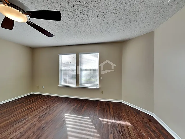 1221 Redwood Dr — Photo 17
