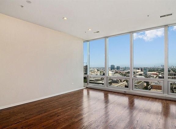 4th image of 500 W Superior St Unit 1604