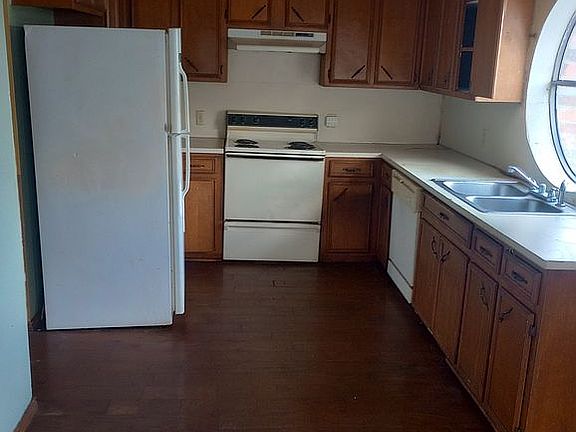 5th image of 3501 N 23rd Ln APT 211