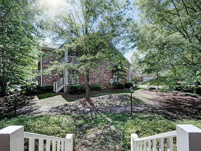 Charleston Cir — Photo 27