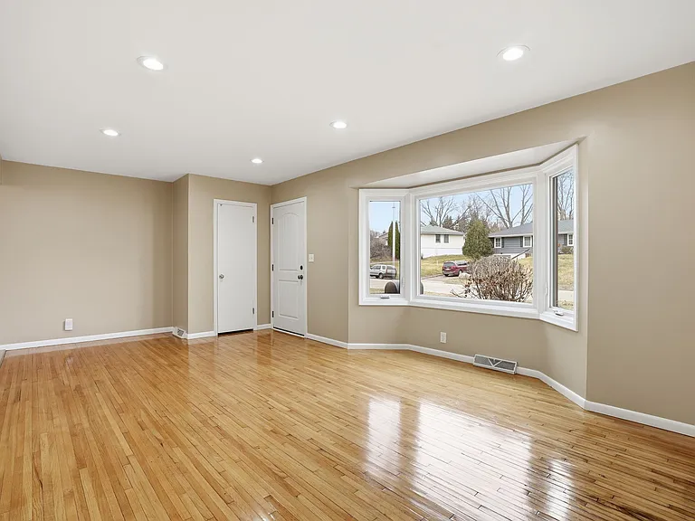 8954 York Rd — Photo 11