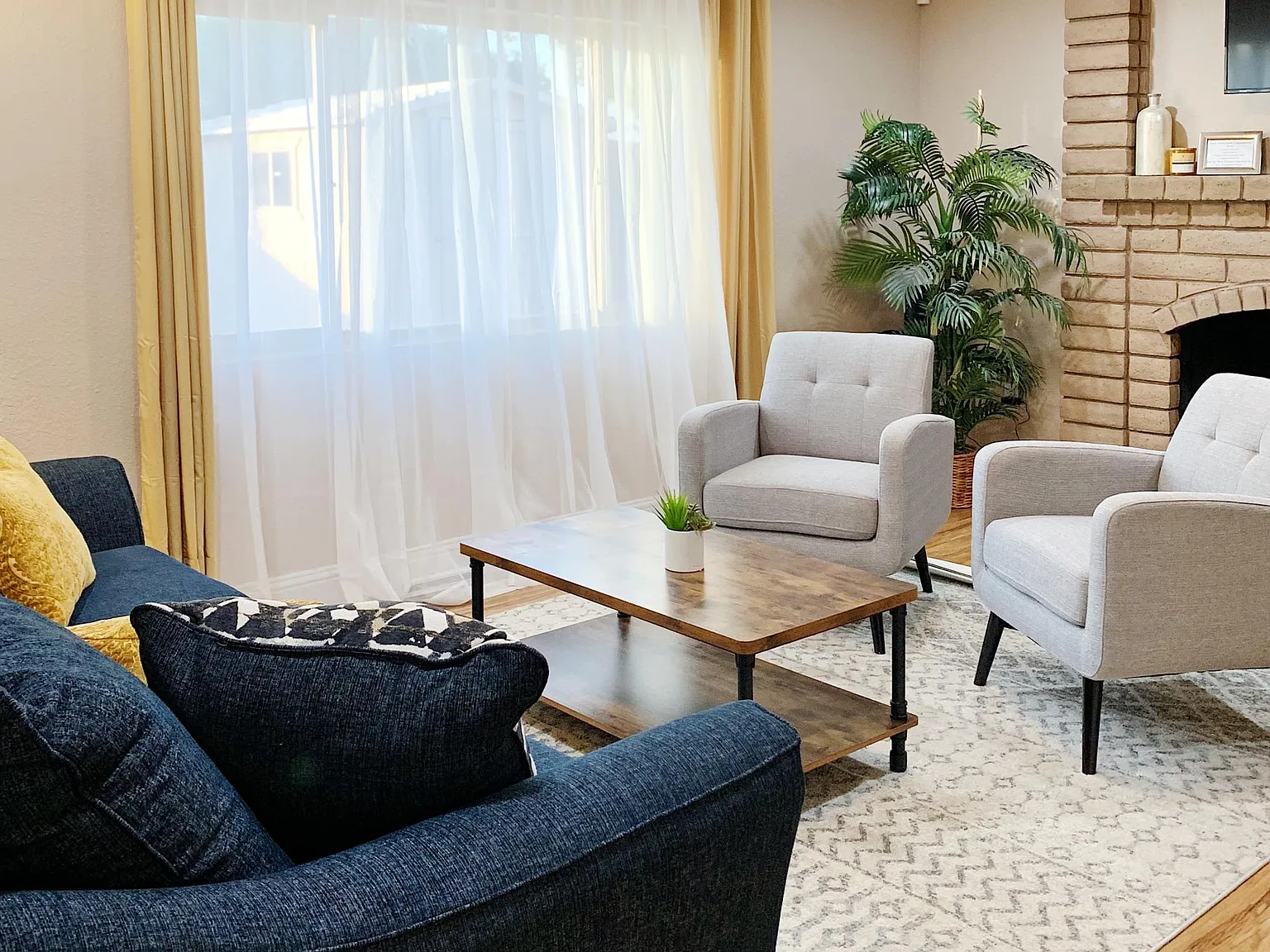 899 W Alamos Ave — Photo 4