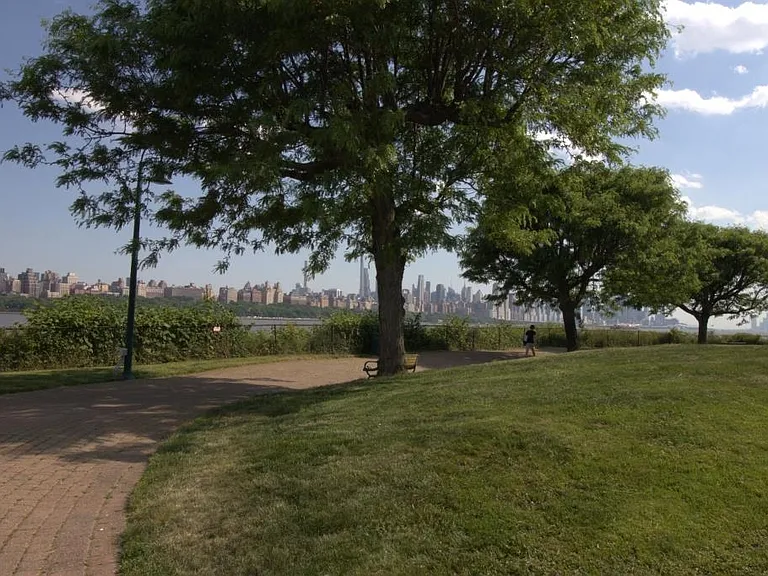 340 The Promenade — Photo 41