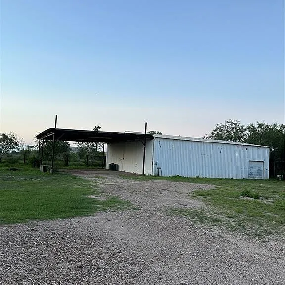 323 W Davis Rd — Photo 2