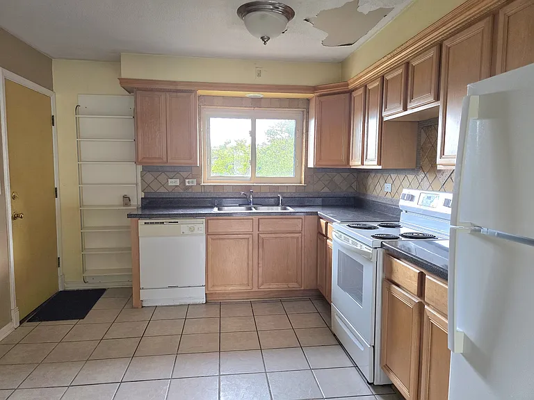 Cobblestone Cir — Photo 8