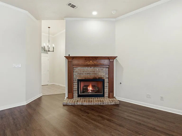 1404 Chaucer Dr — Photo 2