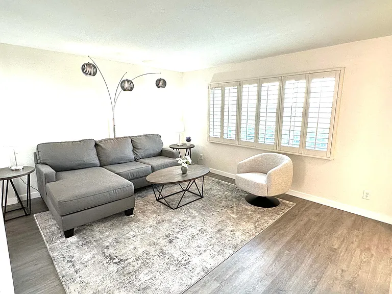 2822 E Clarendon Ave — Photo 2