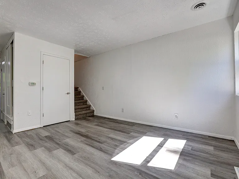 English Village Apartments — Photo 13