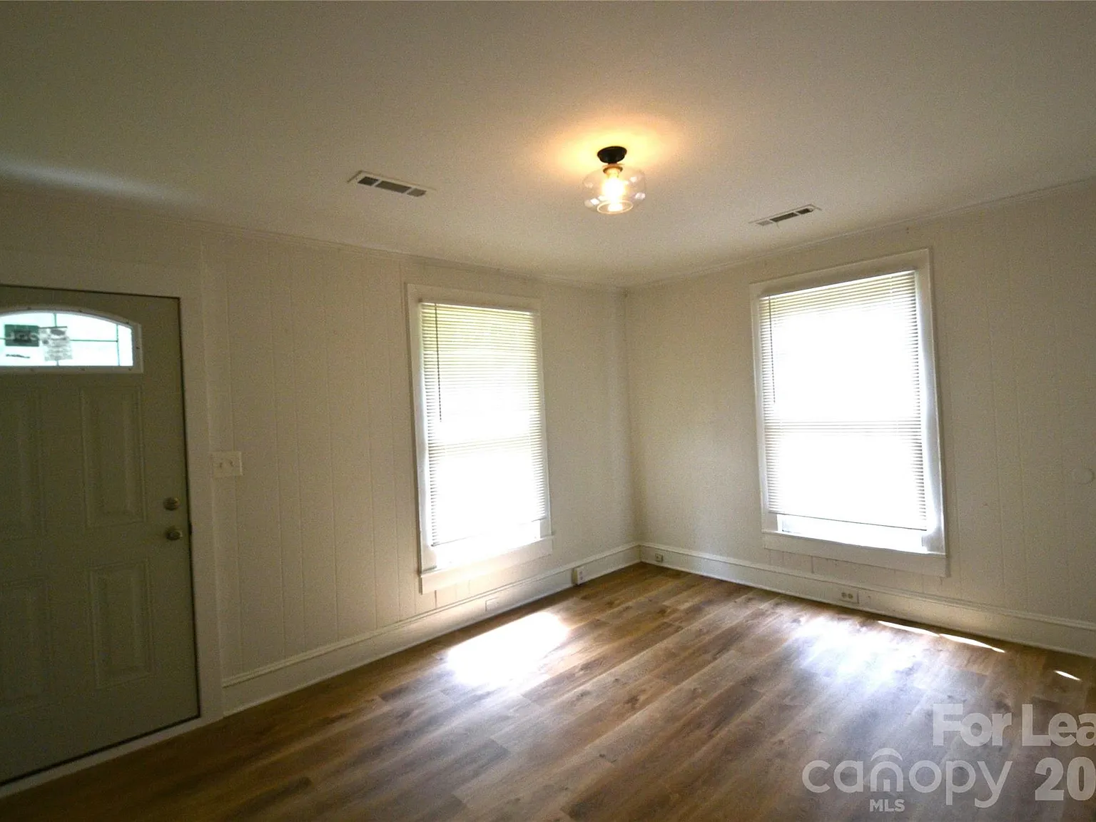 2 bed, 1.0 bath, 780 sqft, $1,200 — Photo 2