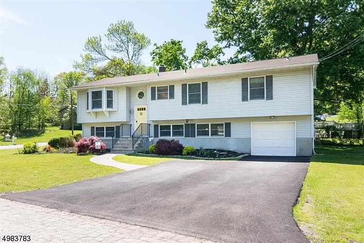 1st image of 7 Gilbert Dr