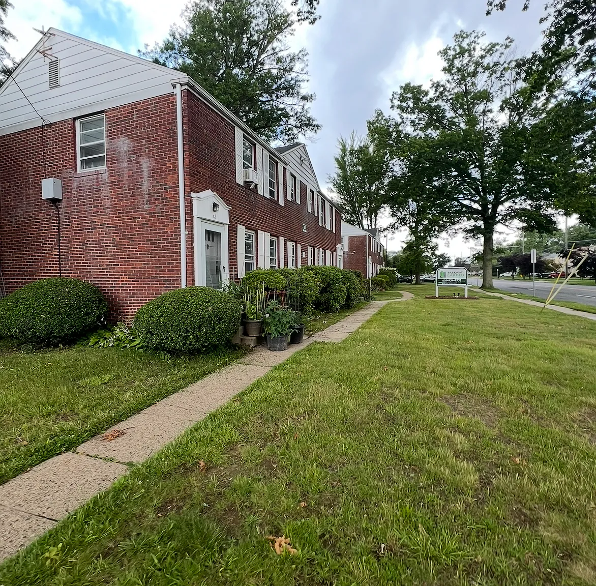 Parkway Gardens Apartments — Photo 2