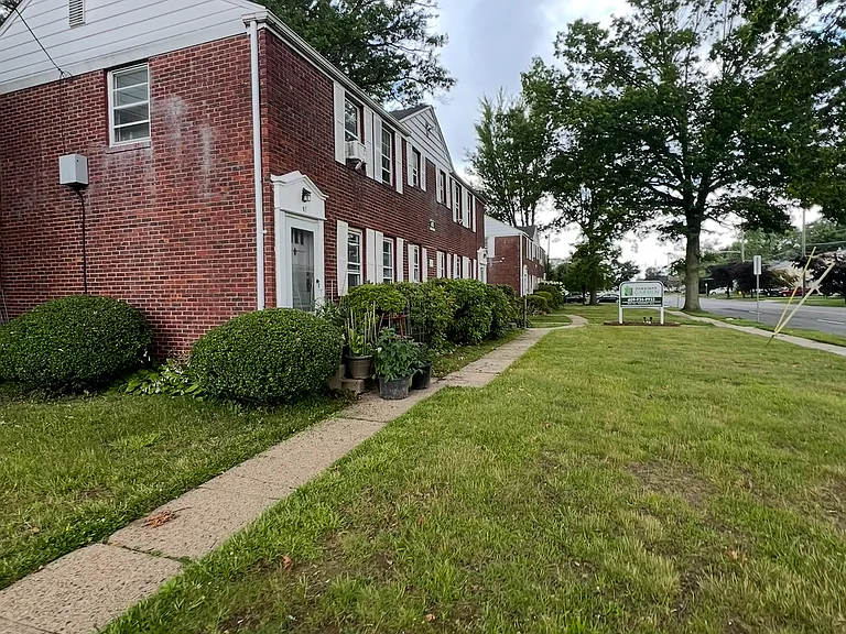 Parkway Gardens Apartments — Photo 2
