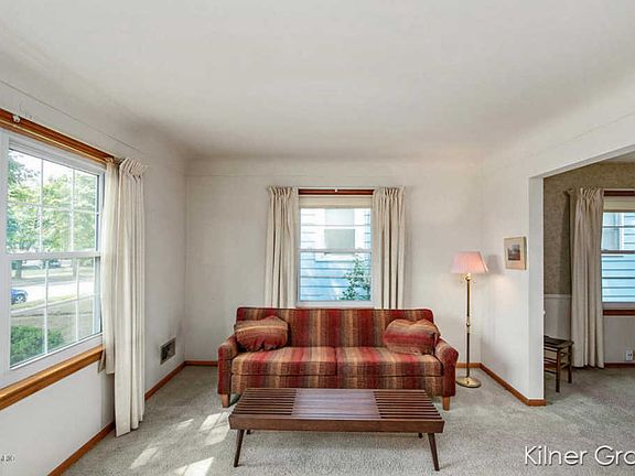 5th image of 875 Malta St NE