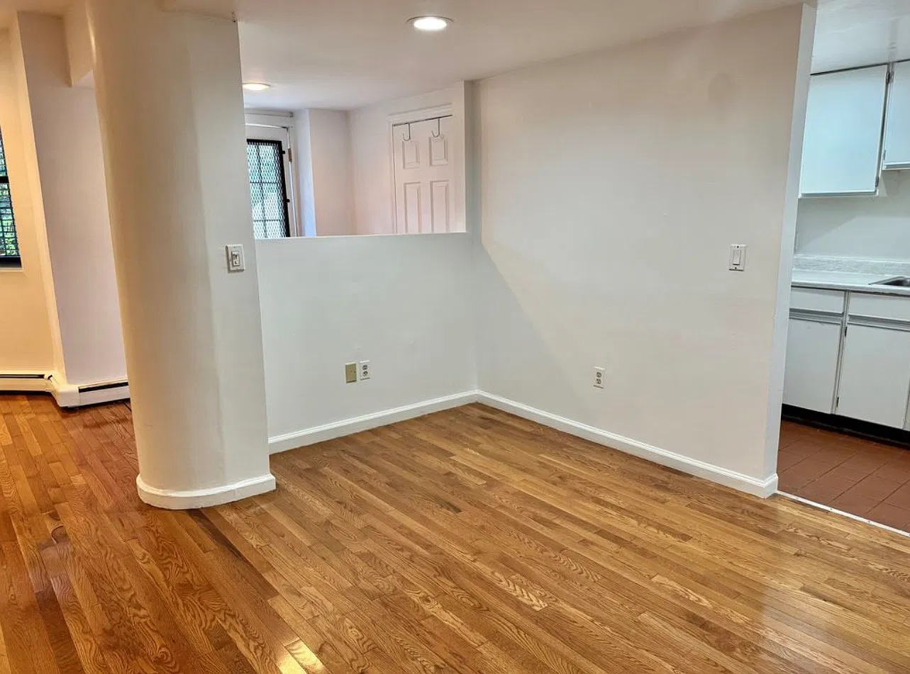 390 Riverway St — Photo 3