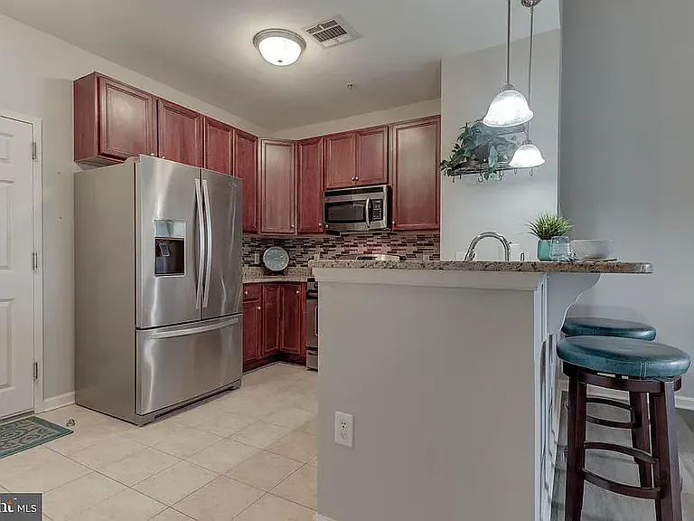 3 bed, 1318 sqft, $3,150 — Photo 2