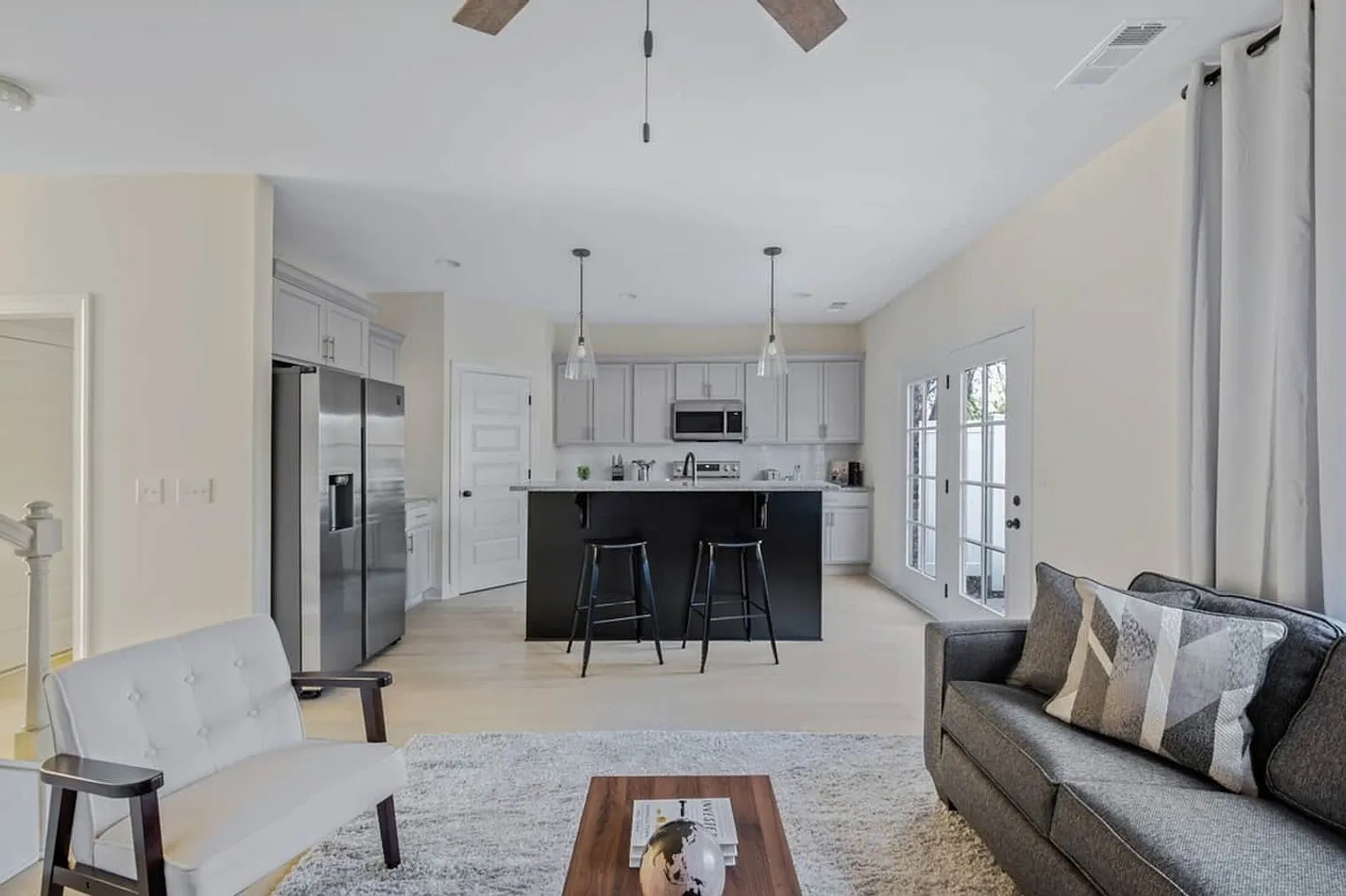 3 bed, 2.5 bath, 1636 sqft, $2,606 — Photo 2