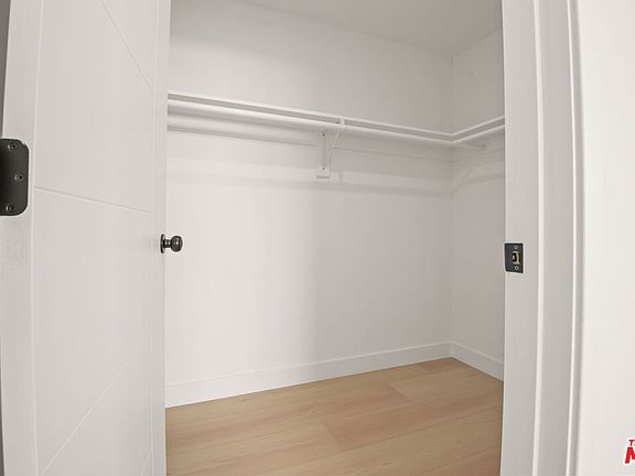 3rd image of 1709 S Burnside Ave #17091/2