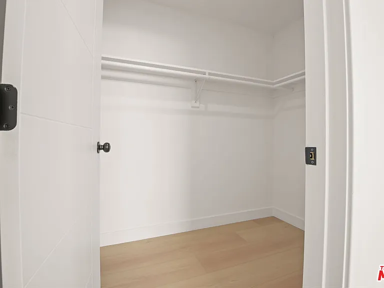 1709 S Burnside Ave #17091/2 — Photo 3