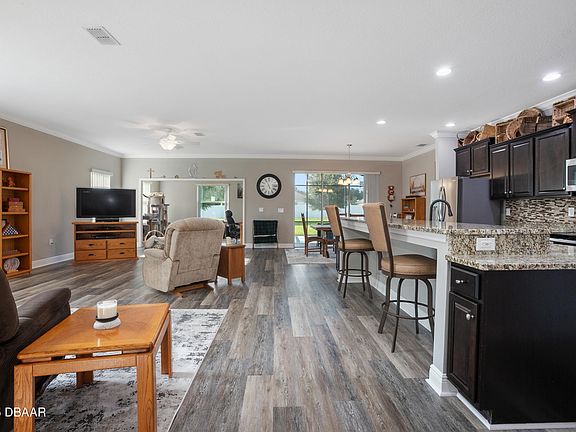 5th image of 105 Blanco Dr