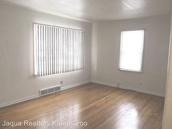 5th image of 1629 Roseland Ave