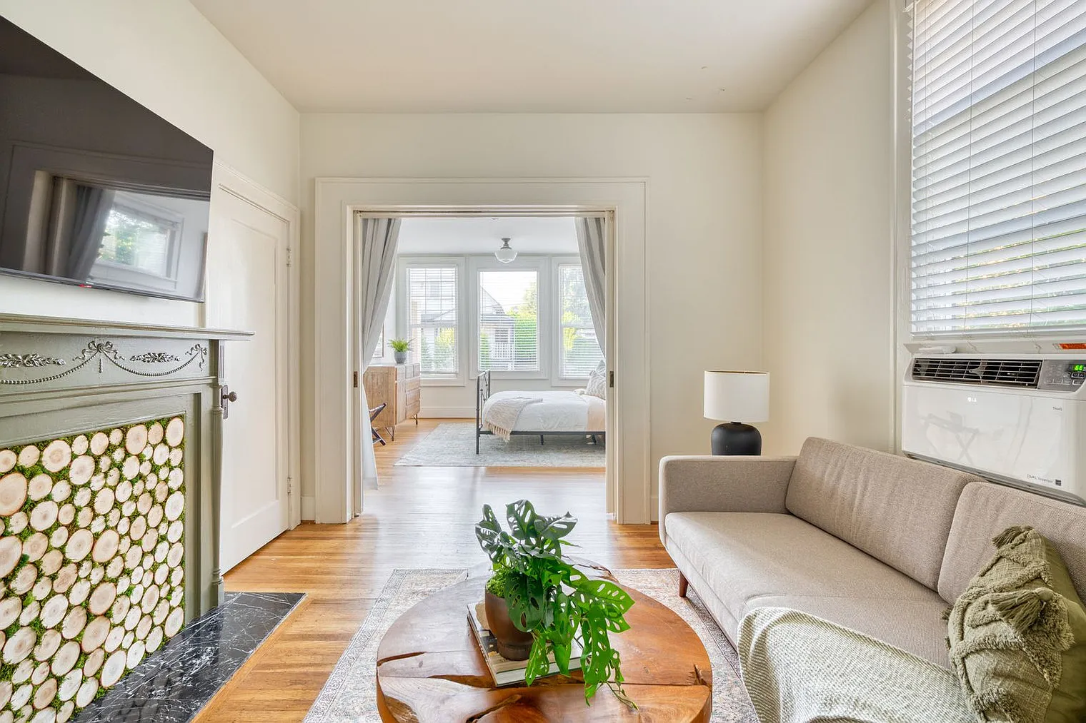 2 bed, 1.0 bath, 699 sqft, $3,816 — Photo 4