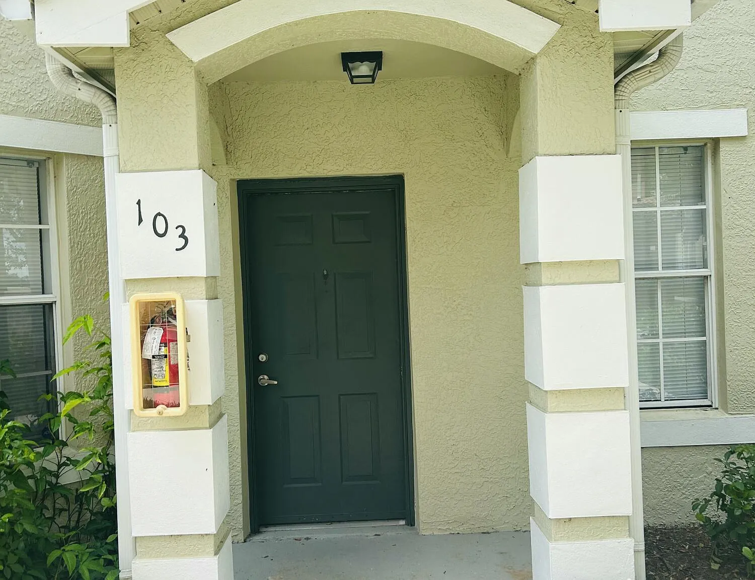 3 bed, 2.0 bath, 1467 sqft, $2,200 — Photo 2